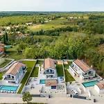 Beautiful Home In Rebici Nyaraló *